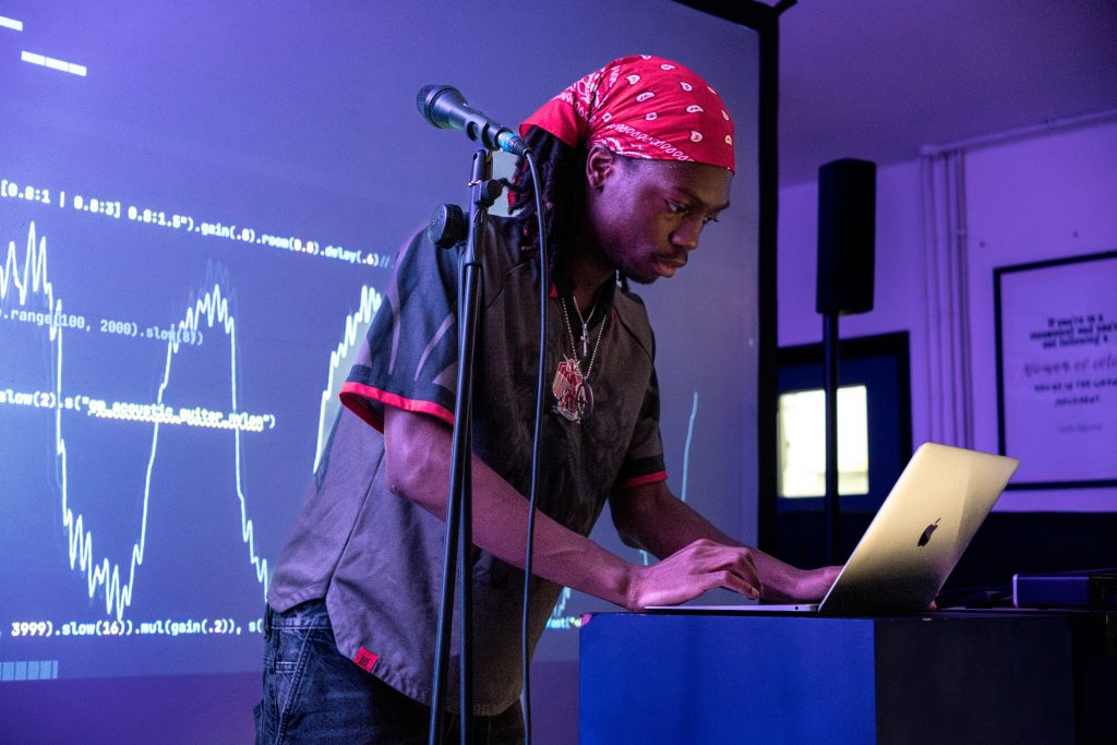 Bundy on his laptop mid performance